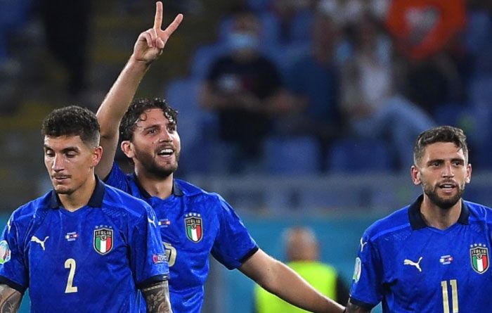Manuel Locatelli cetak dua gol bagi Italia.