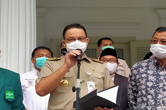 Gubernur DKI Jakarta Anies Baswedan di pelataran Balaikota. Anies Baswedan membuka program vaksinasi di daerahnya.