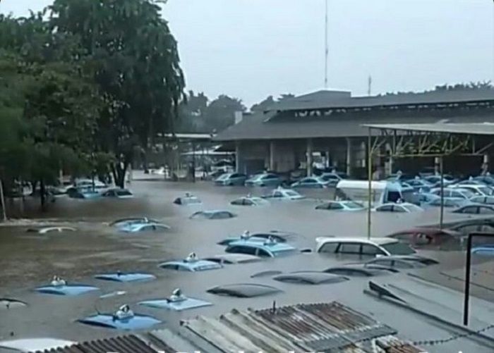  Banjir  Jakarta  Hari Ini Mobil  di Pool Bluebird Terendam 