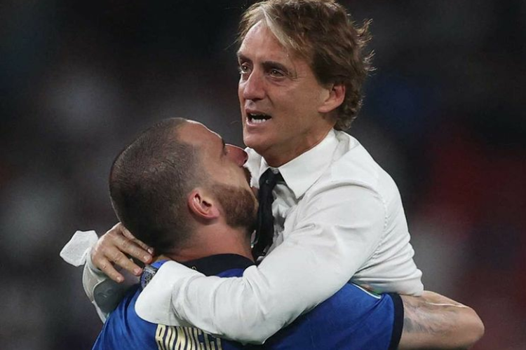 Akhiri Penantian 53 Tahun, Italia Angkat Tropi EURO 2021 Usai ...