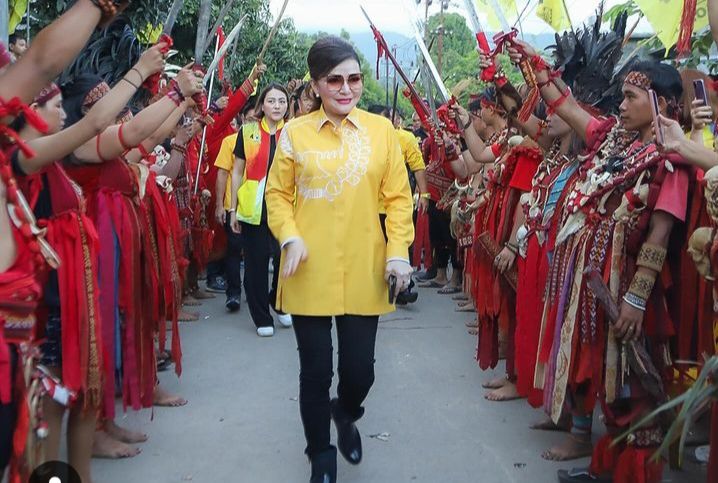 Ketua DPD Partai Golkar Sulut disambut dengan tarian Kabasaran 