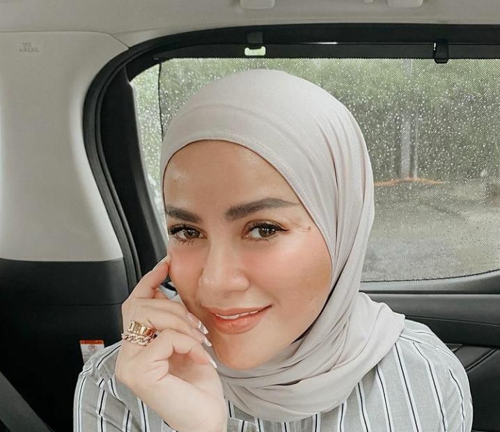 Olla Ramlan yang sempat mengunggah video merias wajah di dalam mobil tanpa mengenakan hijabnya dibanjiri cercaan netizen.