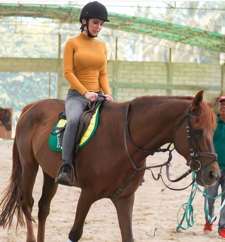 Maria Vania saat menunggangi kuda.