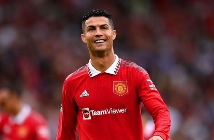  Cristiano Ronaldo pemain Manchester United yang kini sedang jadi sorotan karena poster di Old Trafford dicopot