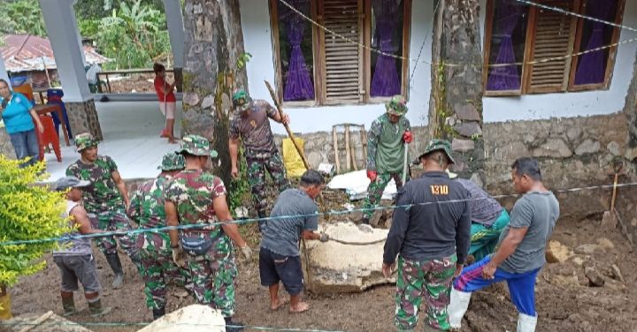 Bersama Warga dan Jemaat Gereja, Personil TNI-AD Dari Koramil Lembeh Perbaiki Saluran Air 