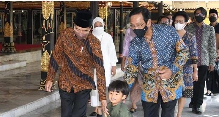Mengenakan Batik, Momen Lebaran Keluarga Presiden Jokowi di Hari Raya Idul Fitri 2022. Jokowi saat Berkunjung di Keraton Ngayogyakarta Bersilaturahim dengan Sultan Hamengkubuwono X di Hari Raya Idul Fitri 2022 
