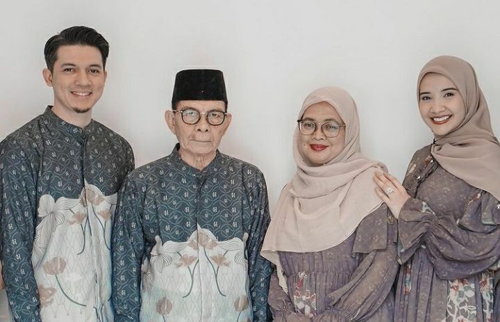 Zaskia Sungkar mengunggah foto bersama ayahanda Irwansyah, sebelum beliau meninggal dunia pada Kamis, 8 Juli 2021.