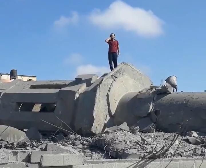 Warga Palestina Kumandangkan Adzan ditengah Reruntuhan Masjid Qlaibo