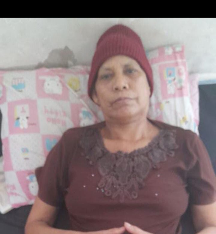 Mama Emilia Indung (59), warga asal Wae Kekik, Desa Rana Kolong, Kecamatan Kota Komba, mengidap sakit tumor payudara sejak tahun 2020 silam.
