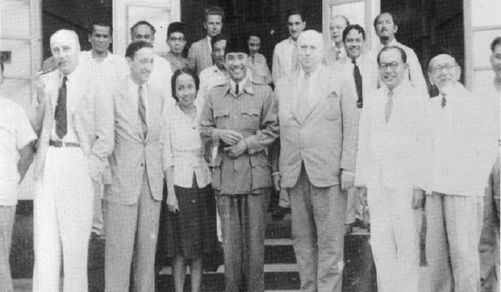  Maria Ulfah Santoso Menteri Perempuan Indonesia pertama dari Banten bersama Presiden Soekarno, Bung Hatta dan Haji Agus Salim saat berada di Bangka, 15 Januari 1949.