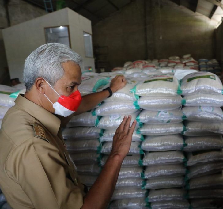 Serius menghadapi resesi dan prediksi ancaman krisis pangan tahun 2023, Gubernur Jateng Ganjar Pranowo meninjau hasil produksi pangan strategis