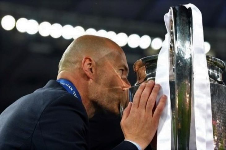 Foto dokumentasi pelatih Real Madrid Zinedine Zidane saat menciup Si Kuping Lebar tropy Liga Champions, saat Real Madrid mengalahkan Liverpool di laga final di NSC Olimpiyskiy Stadium 2018 lalu. Foto kemenangan Real Madrid sebagai juara Liga Champions tiga kali berturut-turut. 