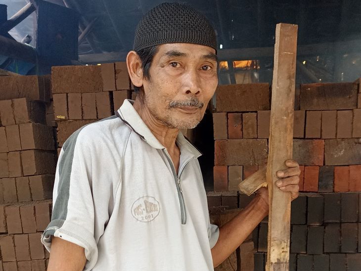 Abah Lili (57) warga Kampung Lembangkuda, Desa Bojong Emas, Kecamatan Solokanjeruk, Kabupaten Bandung, tetap menekuni profesinya sebagai pembuat bata merah meskipun tanah bahan pembuat bata harus membeli.