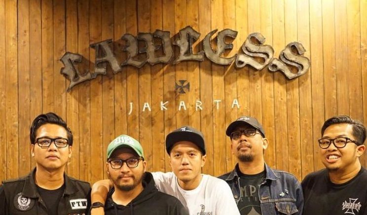 Lawless Jakarta berdiri sejak tahun 2011 yang beranggotakan Gofar,  Arian, Sammy, Ucup dan Roni.