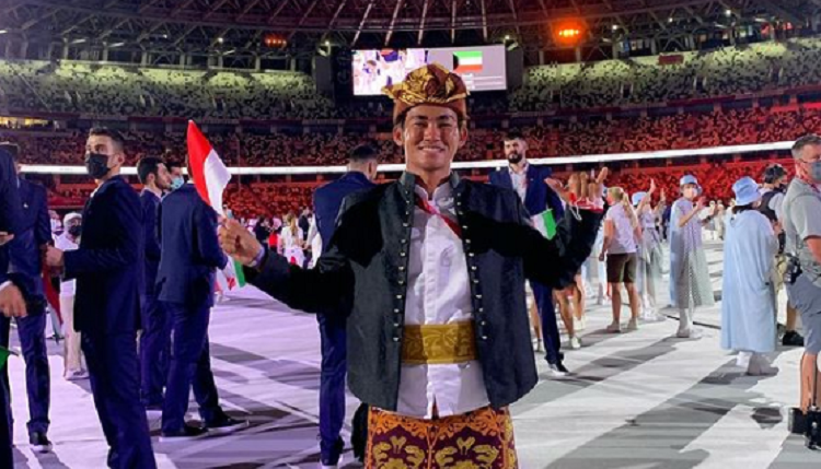 Atlet surfing Rio Waida terpilih menjadi pembawa bendera Indonesia saat pembukaan Olimpiade Tokyo 2020 (23/7/2021)