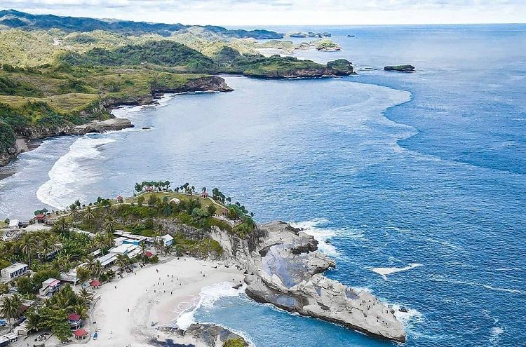 Keindahan wisata Pantai Klayar Pacitan. Salah satu pantai di sektor barat dengan lokasi dan rute yang mudah dijangkau serta harga tiket yang pas di kantong