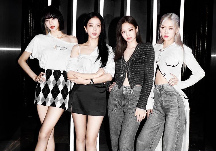 Simaklah 30 daftar girl group K-Pop terpopuler berdasarkan hasil reputasi brand di bulan Desember 2021.