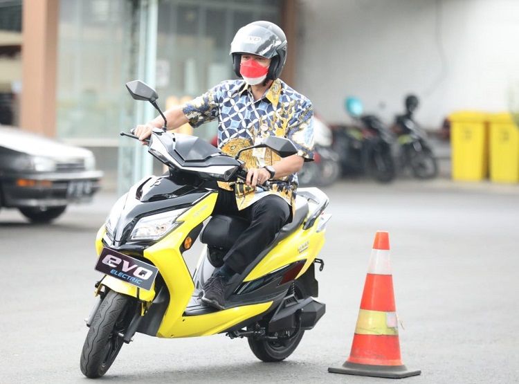 Gubernur Jawa Tengah, Ganjar Pranowo mengendarai motor listrik/ Informasi syarat konversi motor listrik untuk dapat insentif Rp7 juta dari Pemerintah, ganti motor bahan bakar fosil menjadi motor listrik.