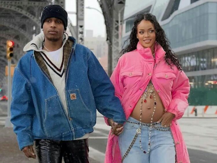 Rapper A$AP Rocky dan Rihanna umumkan kehamilan anak pertama. 