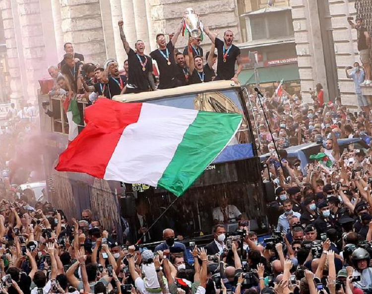 Skuad timnas Italia merayakan gelar Euro 2020 bersama masyarakat yang tumpah ruah di jalan.