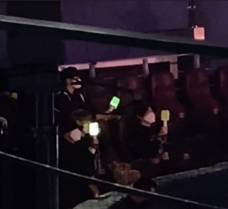 Chenle NCT Dream memegang lightstick yang lampunya mati di konser NCT 127.