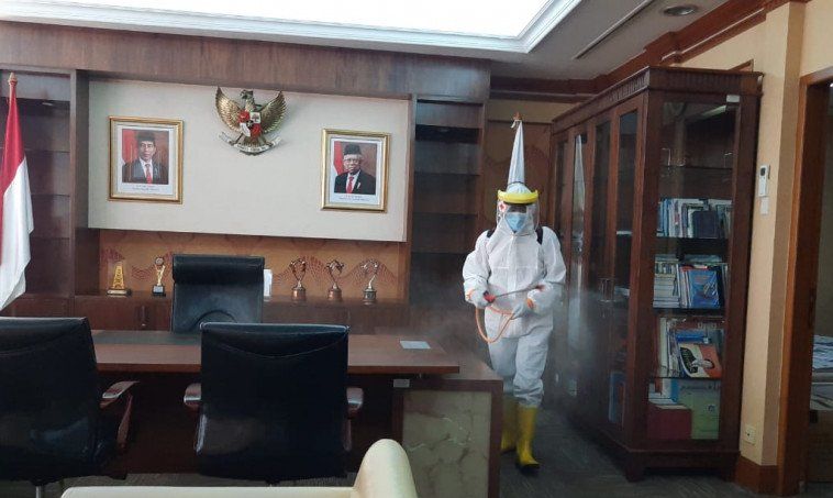 Petugas PMI Jakarta Barat menyemprot ruangan dengan cairan disinfektan di Kantor Wali Kota Jakarta Barat, Jumat (18/9/2020). (ANTARA/Devi Nindy)