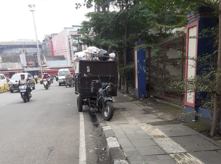 Motor roda tiga gerobak sampah yang menghebohkan warga Cicadas.