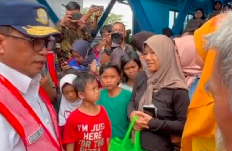 Menteri Perhubungan (Menhub) Budi Karya, Meninjau rel yang menggantung, dan mengunjungi pengungsi korban longsor, memberikan dorongan dan motivasi serta memberikan bantuan sembako, di posko pengungsian SMPN 9 Bogor, Jumat, 17 Maret 2023