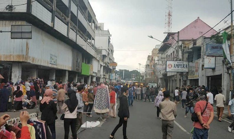 Pasar Baru Bandung Hari Ini Mulai Dipenuhi Pedagang Pakaian Yang Melapak