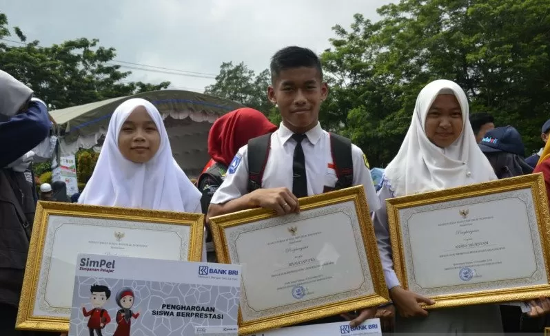 BLT Anak Sekolah Masih Cair, Cek Online Daftar Penerima Bansos Rp4,4 ...