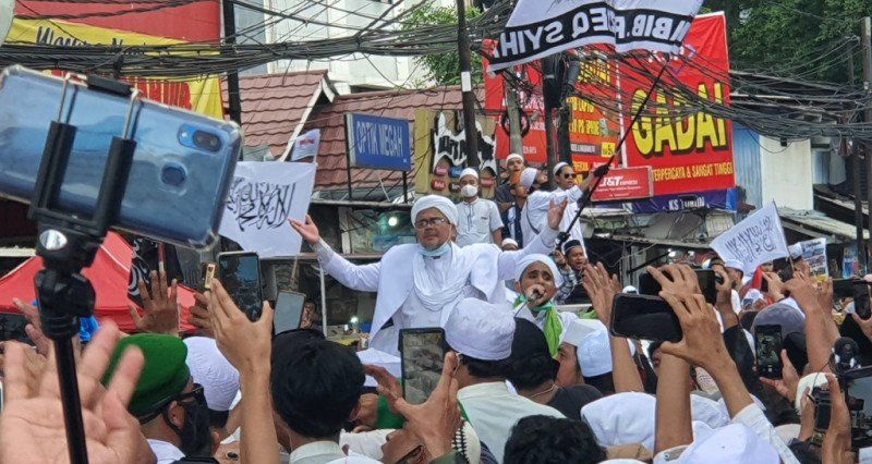 Habib Rizieq Shihab tiba di kediamannya di Jalan Petamburan III, Tanah Abang, Jakarta Pusat dan disambut warga, Selasa 10 November 2020.