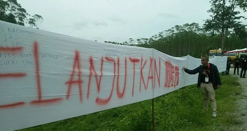 Ketua DPP Apdesi Surtawijaya membubuhkan tanda tangan di spanduk yang dibentangkan para kades se-Indonesia di kawasan Titik Nol Nusantara, Kabupaten Penajam Paser Utara, Kalimantan Timur. 