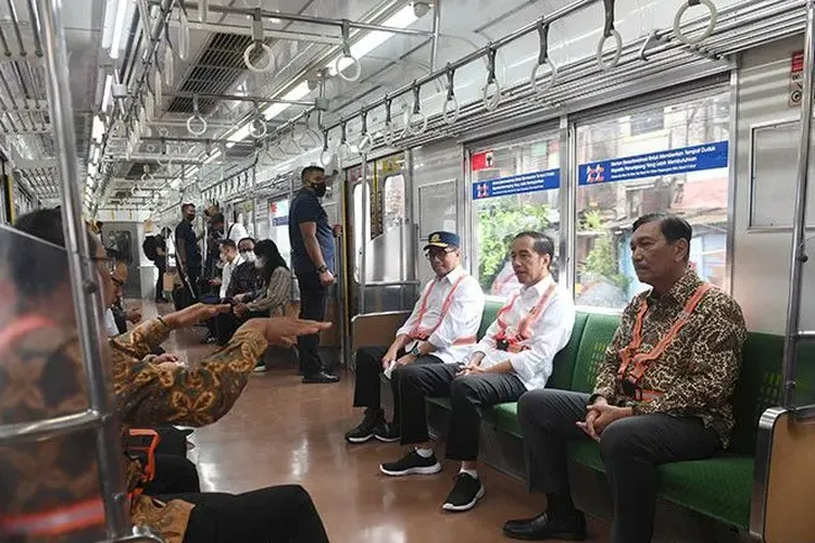 Ngaku Nyaman dan Bangga Jajal LRT ke TMII, Jokowi: Nanti Beroperasi Berbarengan dengan Kereta Cepat