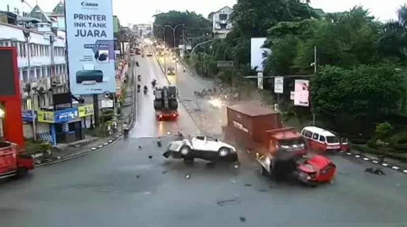Momen ketika kecelakaan terjadi di Balikpapan yang disebabkan truk tronton yang disebabkan rem blong.