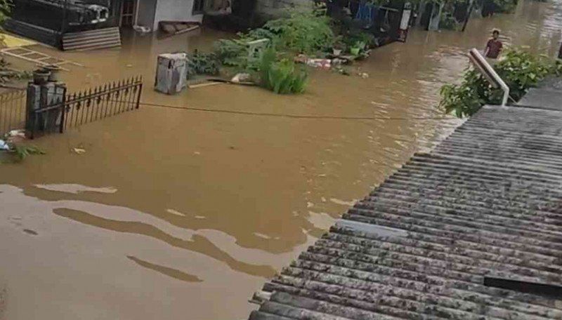 Situasi banjir setinggi 100 cm melanda Perumahan Villa Mutiara wanasari, Kecamatan Cibitung, Bekasi, Jawa Barat pada Jumat 19 Februari 2021.