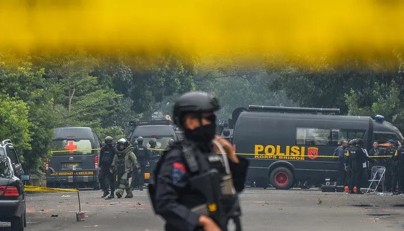 Anggota Gegana Polda Jabar melakukan proses sterilisasi tempat kejadian perkara dugaan bom bunuh diri di Polsek Astanaanyar, Bandung, Jawa Barat, Rabu (7/12/2022). ANTARA FOTO/Raisan Al Farisi/pras.