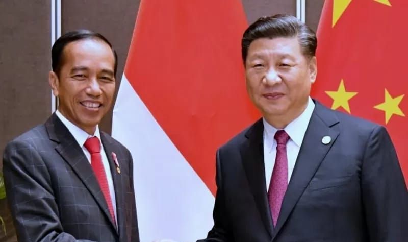 PRESIDEN Indonesia Joko Widodo dengan Presiden Tiongkok Xi Jinping.*