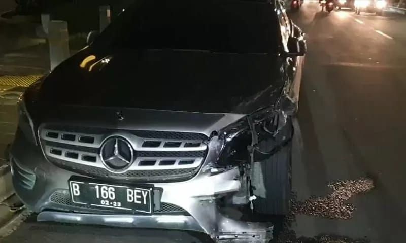 Mercedes dikemudikan artis Salshabila Adriani terlibat kecelakaan beruntun di Jalan Raya Kemang, Kota Jakarta Selatan, Selasa (15/12/2020) (ANTARA/Laily Rahmawaty)