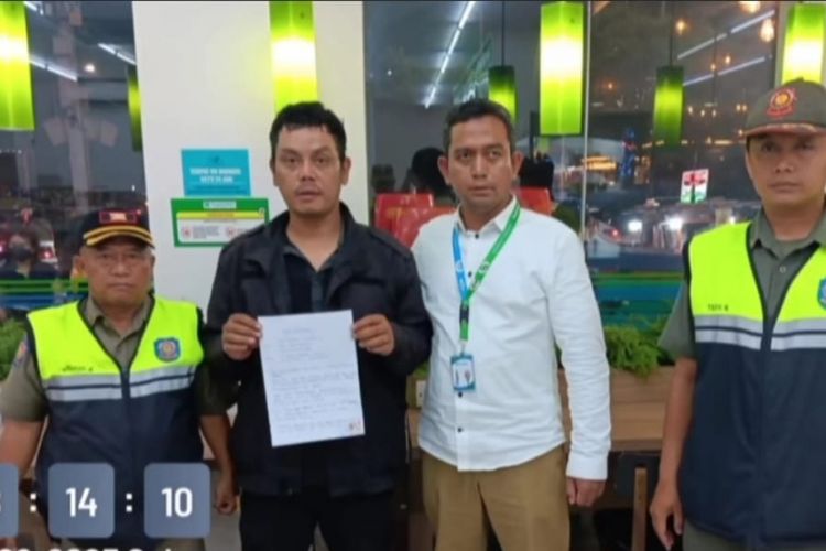 Tukang Parkir di FamilyMart Senayan yang Getok Tarif Rp10.000 per Motor Diamankan Polisi