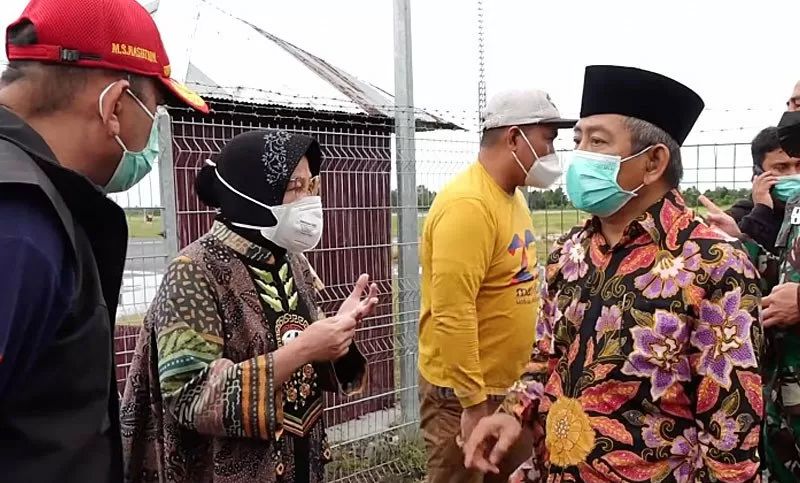 MENTERI  Sosial Tri Rismaharini dan rombongan berhamburan ke luar dari ruangan saat terjadi gempa susulan pada saat meninjau lokasi gempa di Mamuju, Sulawesi Barat, pada Jumat (15/1/2021). 