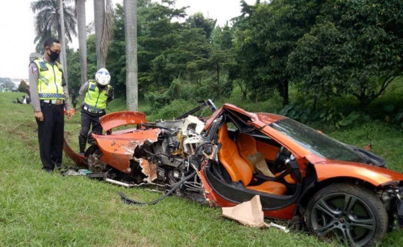 Mobil mewah McLaren mengalami kecelakaan lalu lintas di jalan Tol Jagorawi, Km 43.00, Minggu , 3 Mei 2020.*