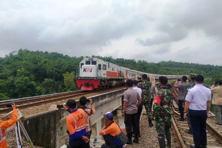 Jembatan Rel Ambrol Brebes, Rekayasa Arus KA Jakarta-Surabaya ...