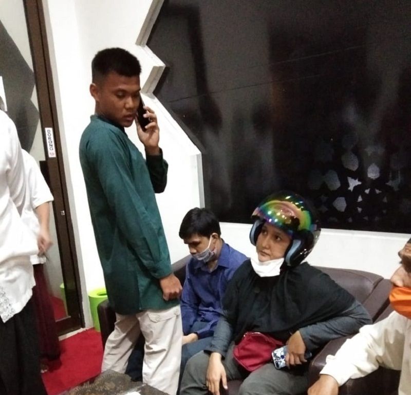 Pelaku (baju biru) sedang menjalani masa pengobatan ruqyah di Masjid Al Falah Pekanbaru.