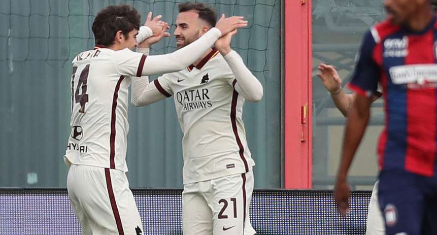 Pemain AS Roma, Borja Mayoral melakukan selebrasi usai mencetak gol ke gawang Crotone, Rabu (6/1/2021)
