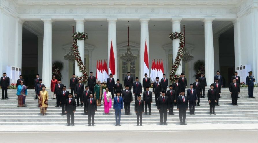 HOAKS - Beredar sebuah video yang menyebut bahwa Presiden Jokowi mencopot enam menteri yang dianggap pengkhianat.*