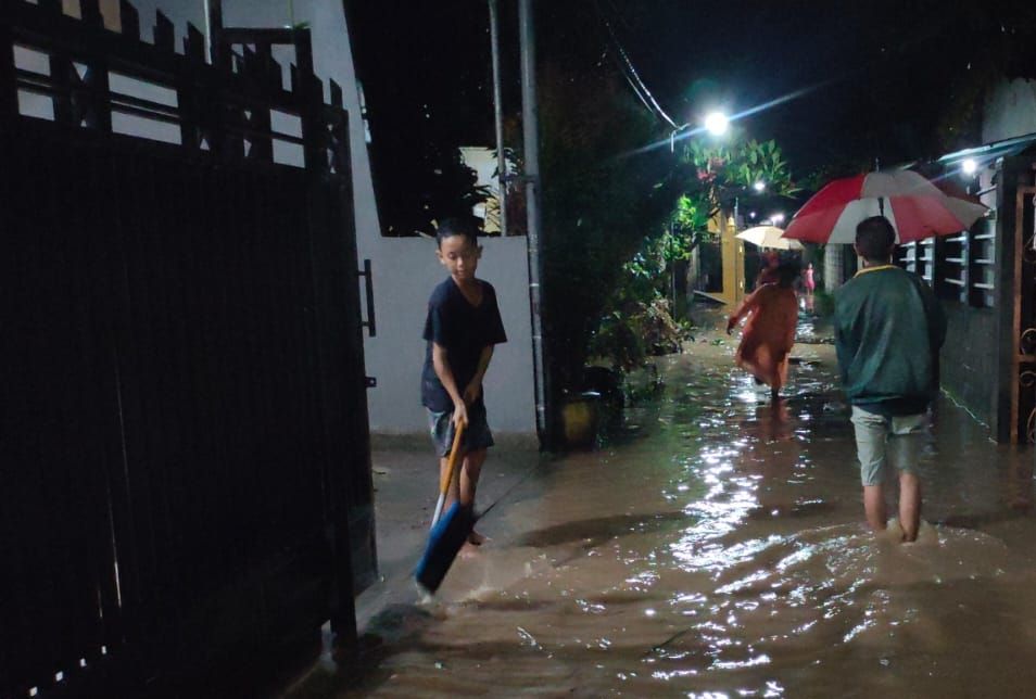 Banjir di Kota Kediri, warga dan BPBD bergotongroyong bersihkan sumbatan sungai 