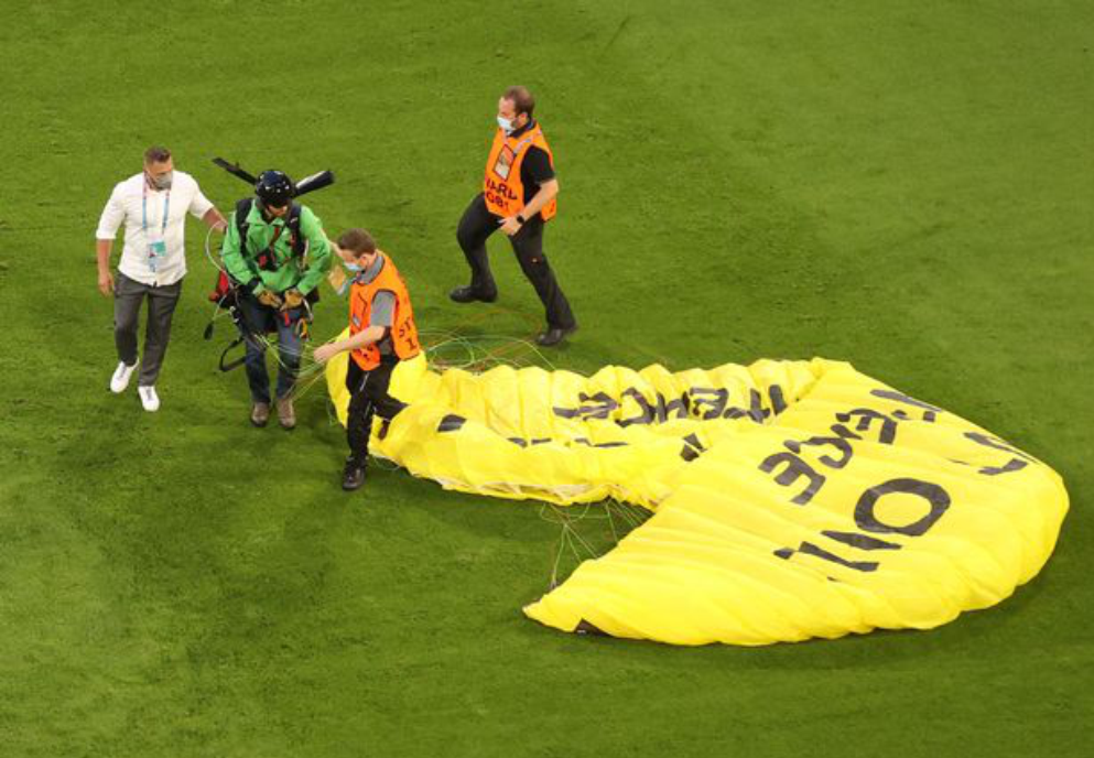 Laga Prancis VS Jerman Euro 2020 Diwarnai Aksi Terjung Payung Aktivis Greenpeace di Tengah Lapangan/Dailly Mirror