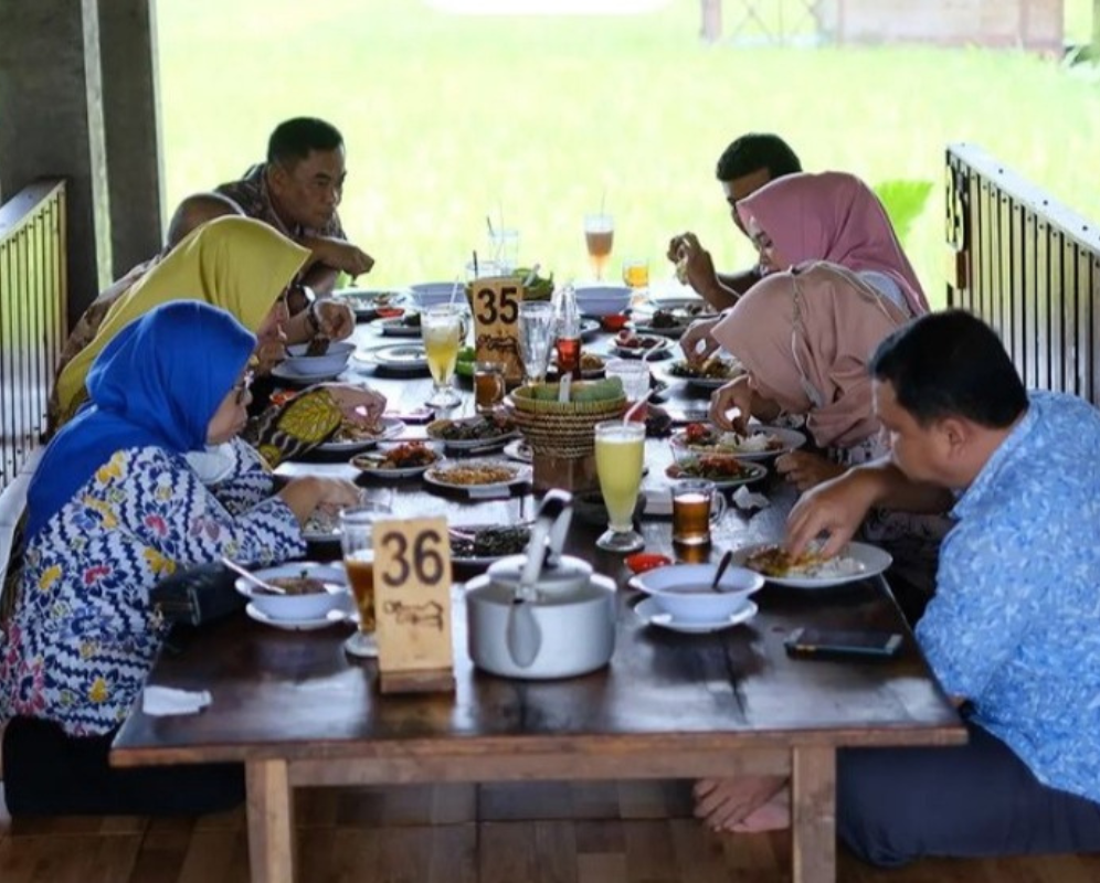 Suasana makan bersmasa di RM Saung Ranggon Tasikmalaya