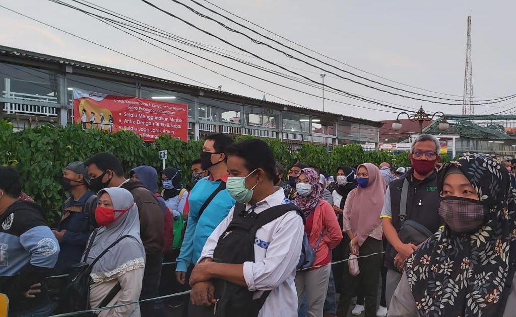 Antrean calon penumpang di Stasiun Bogor untuk menaiki bus gratis Senin 20 Juli 2020. 
