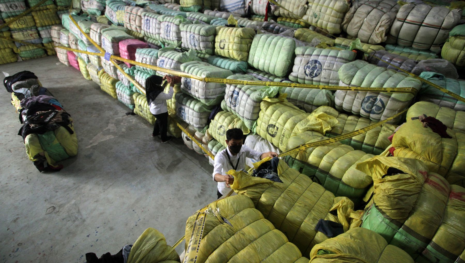 Ilustrasi pakaian bekas impor dalam bentuk ballpress. Bareskrim Polri menyita 7.113 ballpress pakaian bekas impor dari tiga gudang di Jakarta dan Bekasi.
